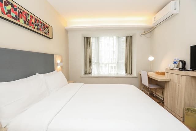 Hotel Queen Room
