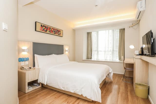 Hotel Queen Room