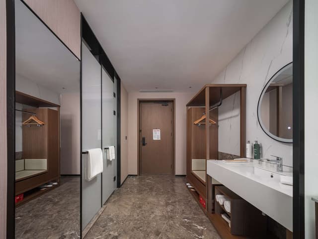 KING GUEST ROOM WITH RIVERVIEW