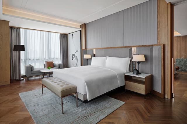 Executive Suite, 1 King Bed, City View