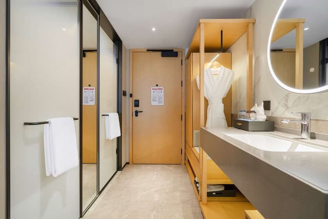 KING GUEST ROOM