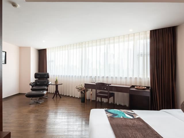 Business Queen Room