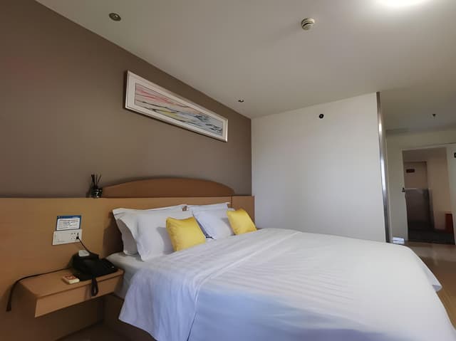 Feature Queen Room