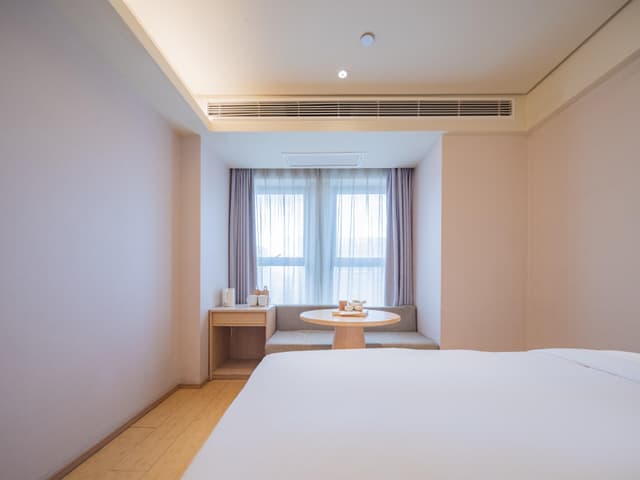Huazhu - Superior 1 Bed Room with View