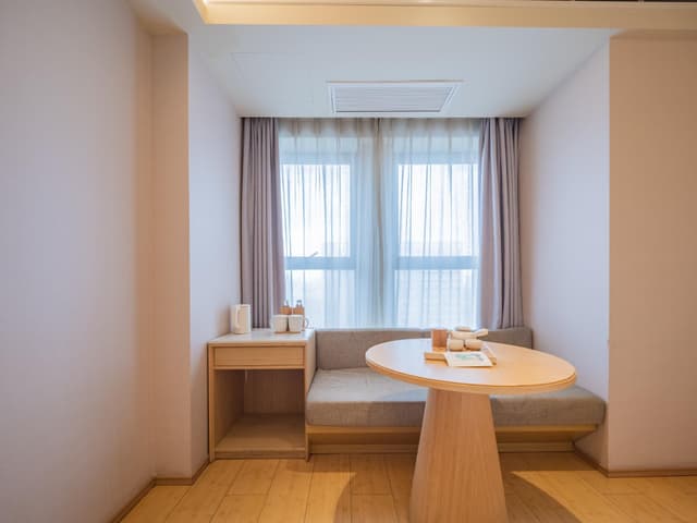 Huazhu - Superior 1 Bed Room with View