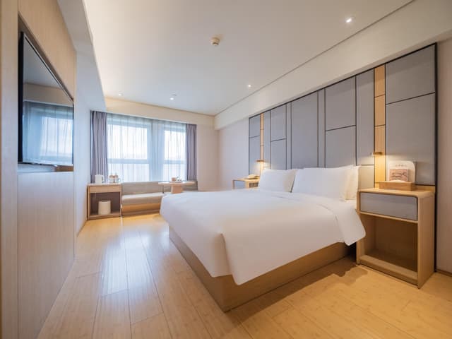 Huazhu - Superior 1 Bed Room with View