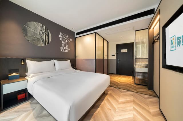 Huazhu - Room With Bed