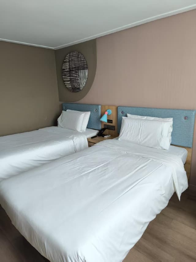 Zero Pressure Twin Room