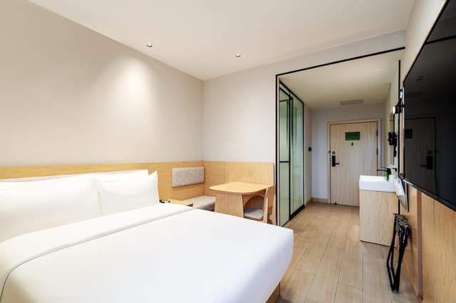Huazhu - Room With Bed