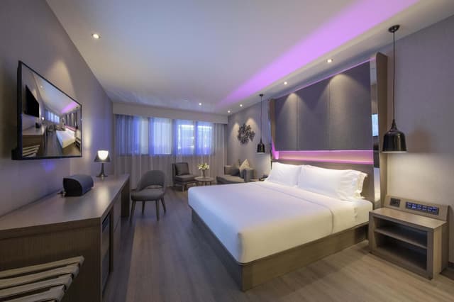 Business Queen Room