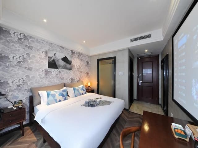 GTI - VX Superior 1 Bed Room, with Projector