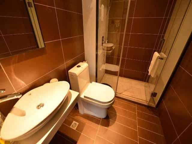 Business Queen Room