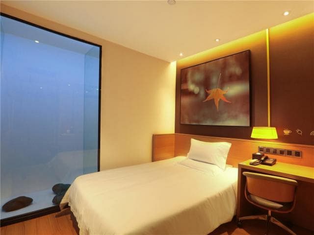 Business Queen Room