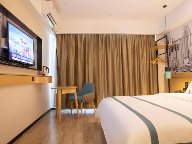 Stand Queen Room