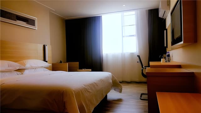 Stand Queen Room