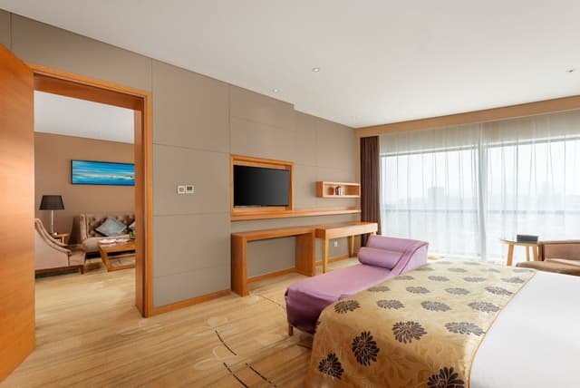 Executive Suite, 1 King Bed, Smoking, Garden View