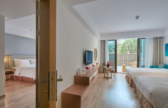 Standard Room, 1 King Bed, Balcony
