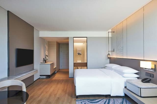 Premier Room, 1 King Bed, City View