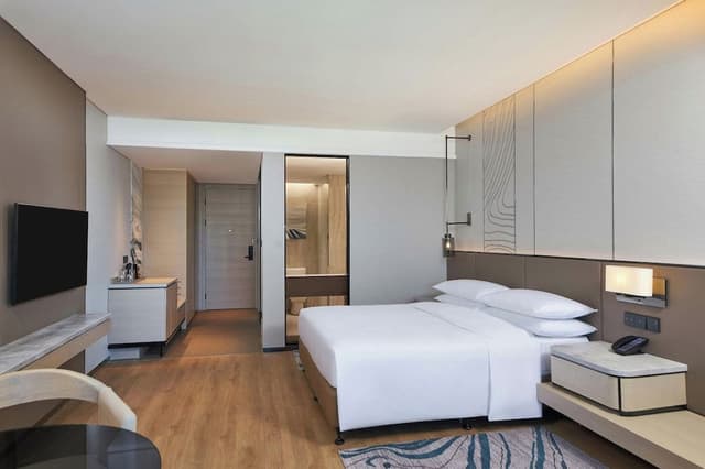 Deluxe Room, 1 King Bed, City View
