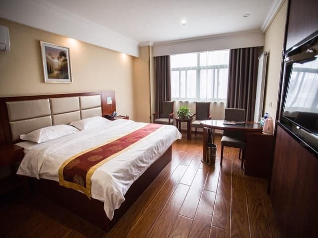 Queen Deluxe Room