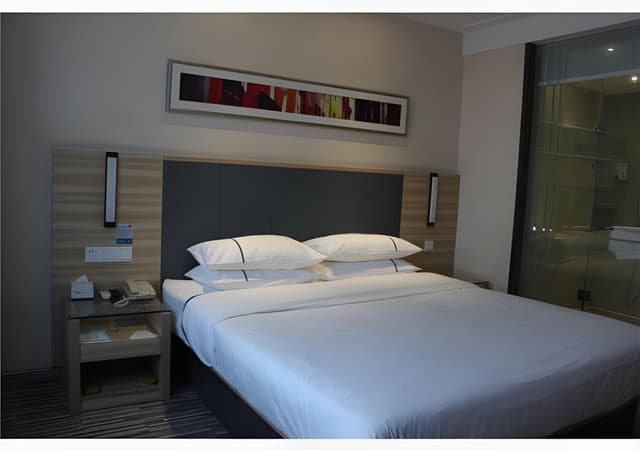 Stand Queen Room