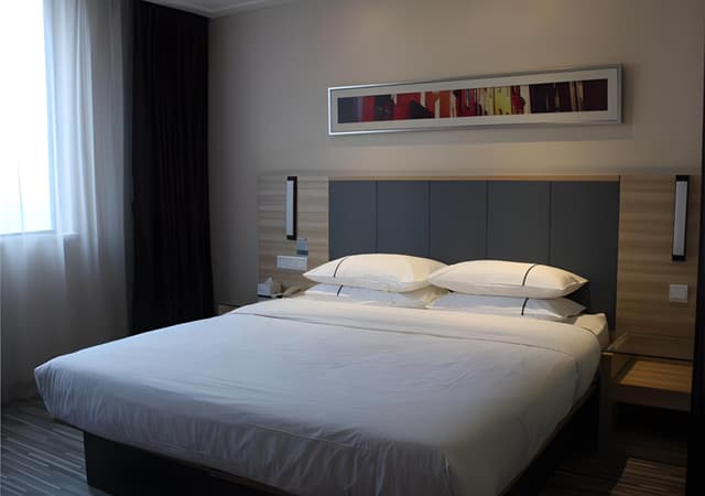 Business Queen Room