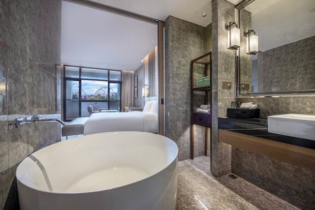 Standard Room, 1 King Bed, Garden View