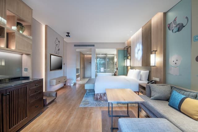 Standard Room, 1 King Bed, Club Lounge Access (Pet Friendly)