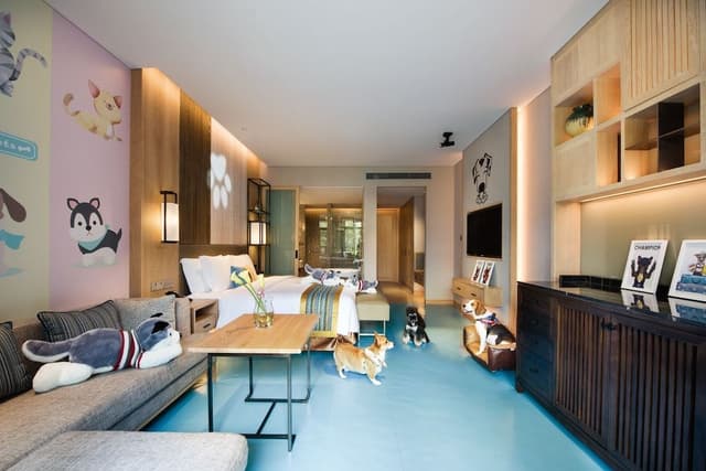 Standard Room, 1 King Bed, Club Lounge Access (Pet Friendly)