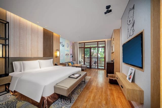 Standard Room, 1 King Bed, Club Lounge Access (Pet Friendly)