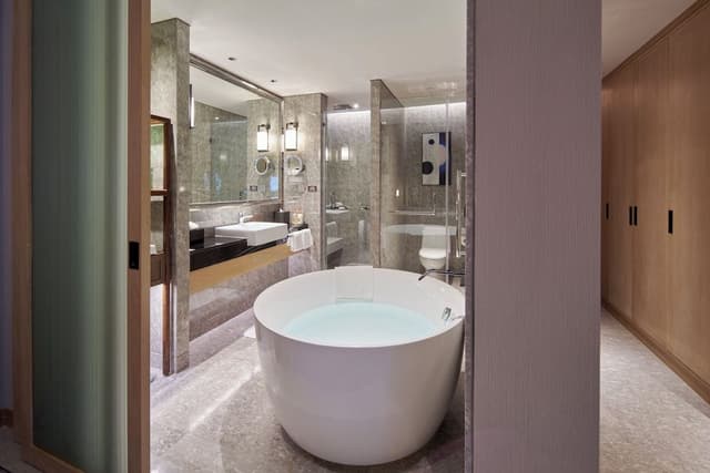 Standard Room, 1 King Bed, Club Lounge Access (Pet Friendly)
