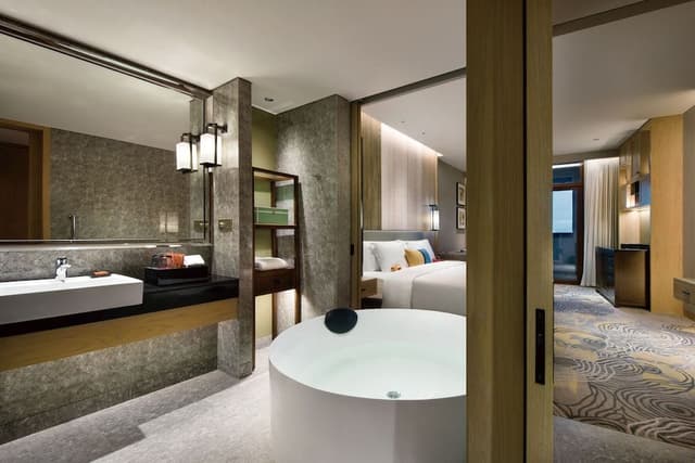 Standard Room, 1 King Bed, Club Lounge Access