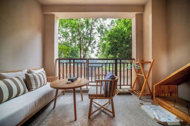 Standard Room, 1 King Bed, Club Lounge Access (Pet Friendly)