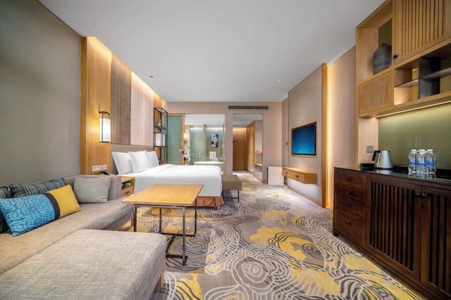 Standard Room, 1 King Bed, Club Lounge Access (Pet Friendly)