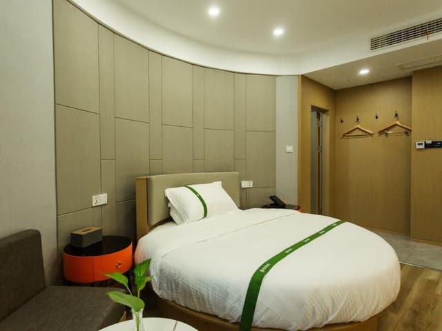 GTI - Deluxe 1 Round Bed Room