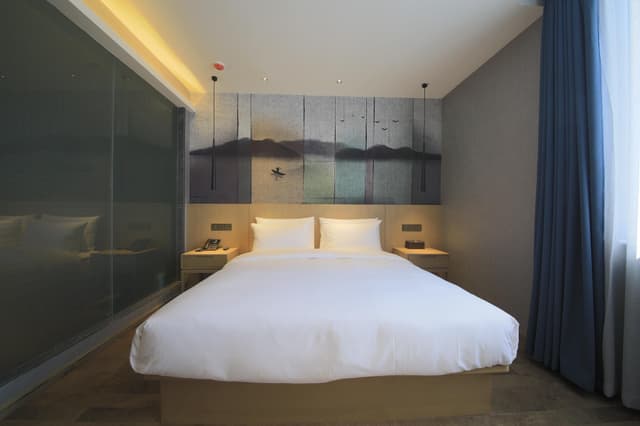 Huazhu - Room With Bed