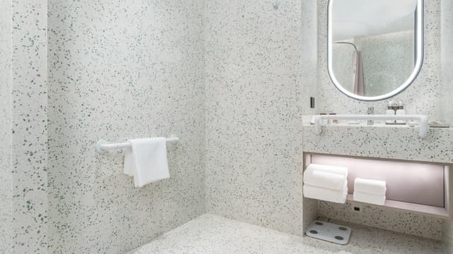 1 King Standard Accessible