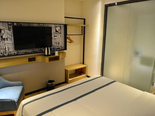 Business Queen Room