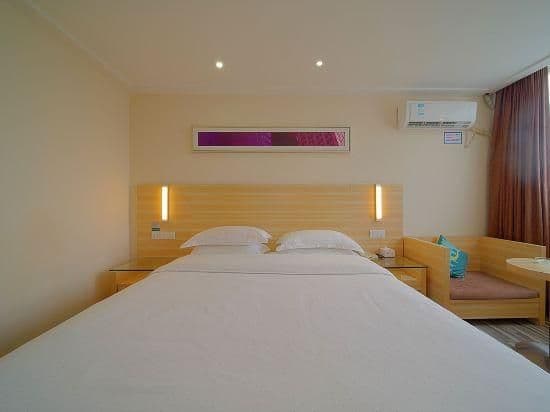 Stand Queen Room