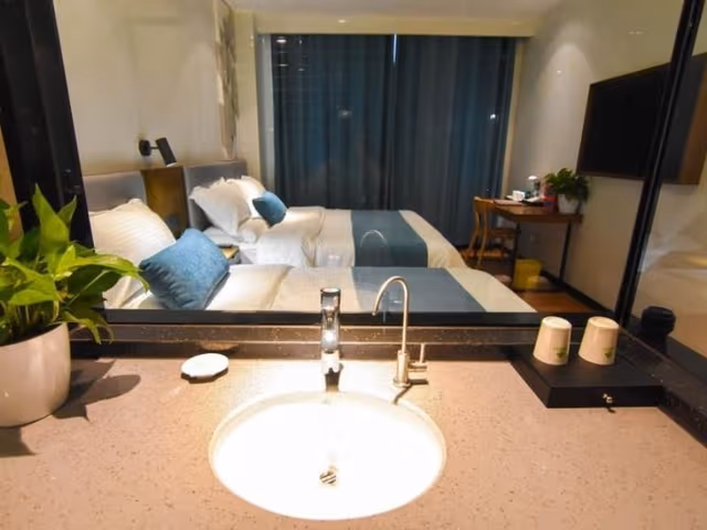 Hotel Queen Room
