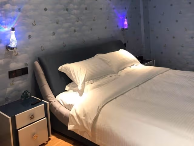 Feature Queen Room