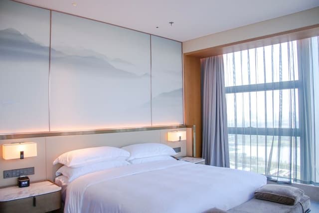 Deluxe Room, 1 King Bed, Lake View