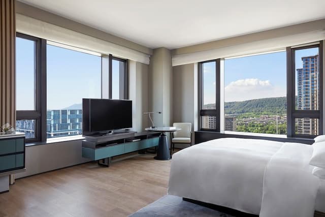 Room, 1 King Bed, Corner