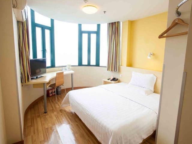 Business Queen Room