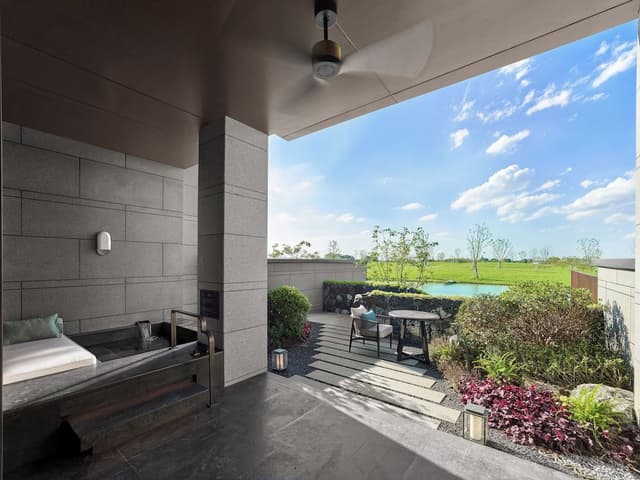 Lakefront pool deluxe room - Twin