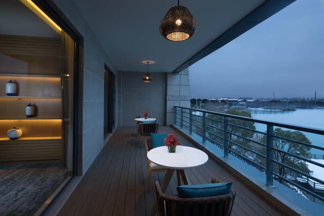 1 Bedroom Suite Lake View