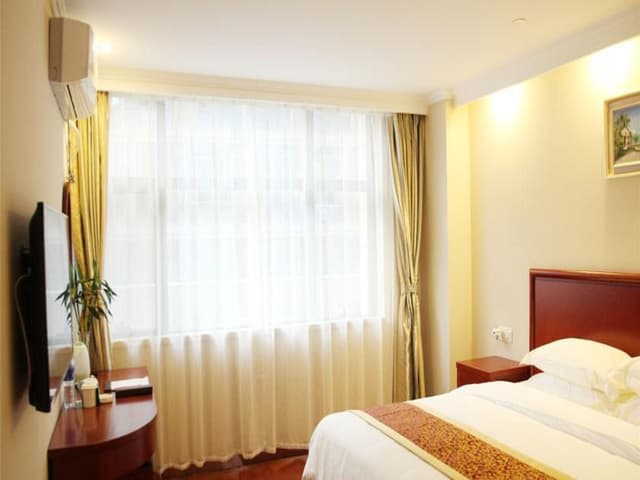 Hotel Queen Room