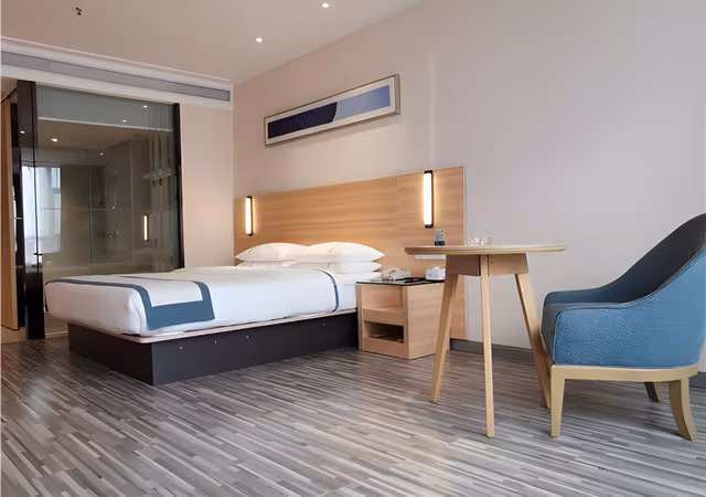 Business Queen Room