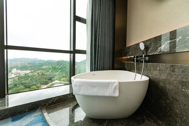 Deluxe Suite, 1 King Bed, Mountain View