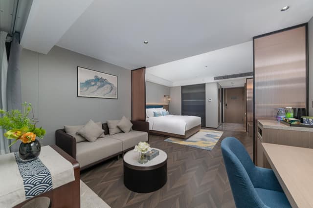 Deluxe Queen Bed